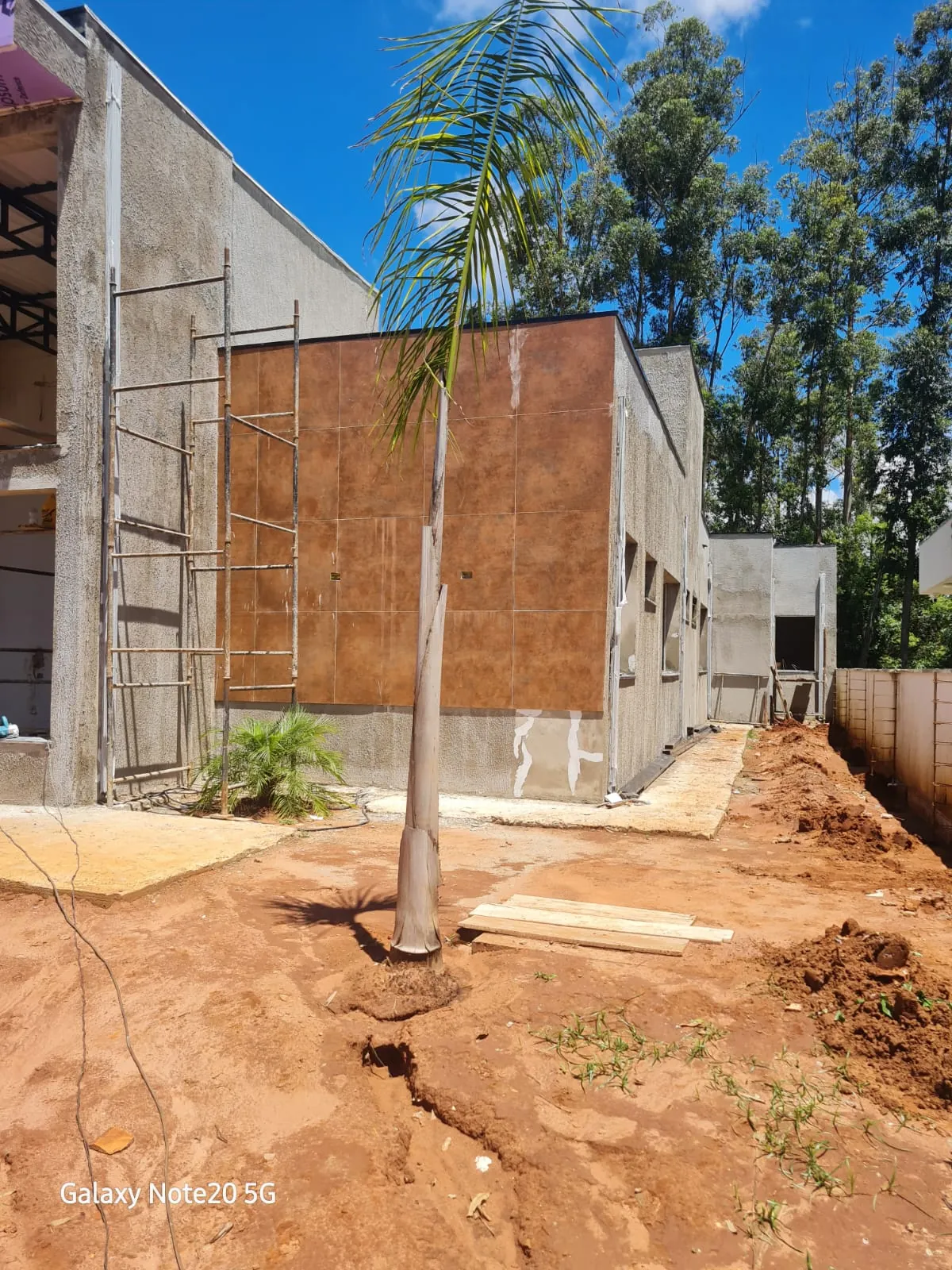 Fachada e entorno - obra em andamento